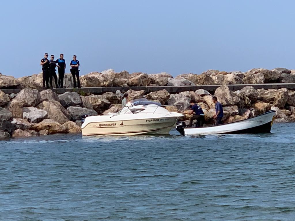 En imágenes: Cae al agua y su embarcación navega sin rumbo por la playa de Poniente