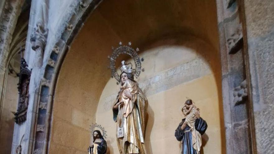 La placa se situó en la capilla de la Virgen del Carmen.   | // FDV