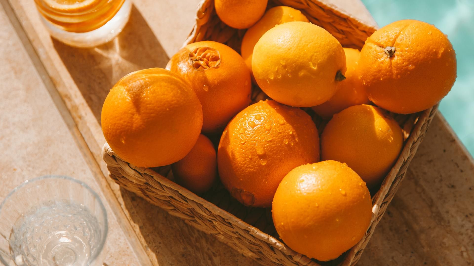 Una caja con naranjas.