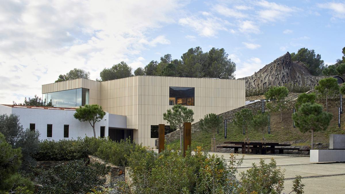 El edificio histórico de El Bulli con la ampliación.