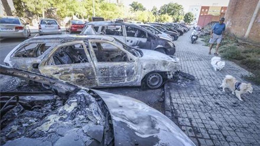 Arden tres coches junto a la plaza de toros de Badajoz en la madrugada del jueves