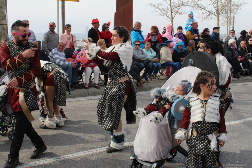 Roses viu un carnaval pletòric de gent i bon temps