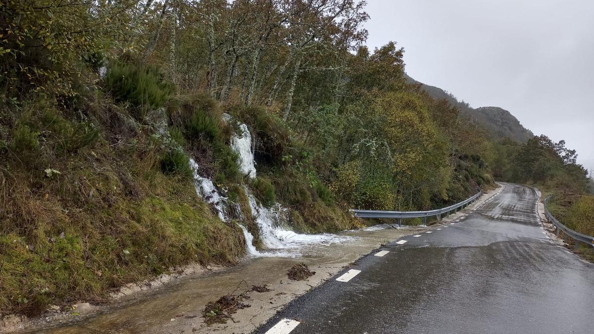 Balsas de agua formadas por escorrentías en la calzada de la carretera de Porto