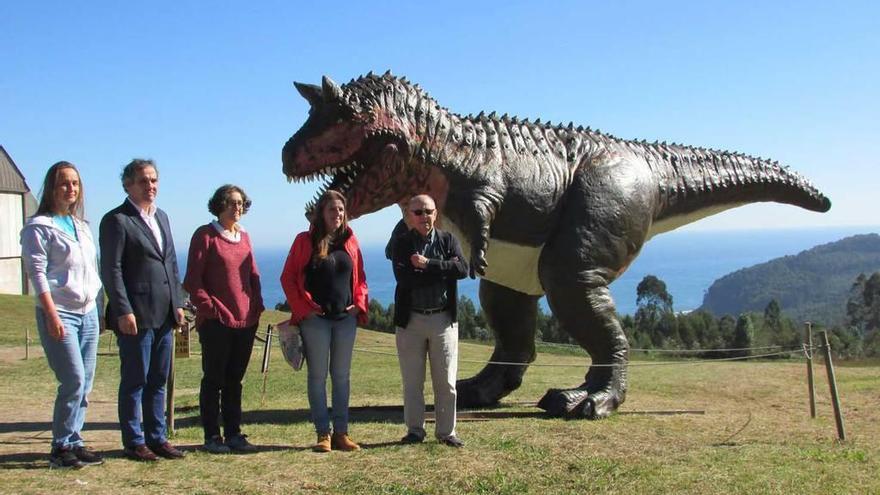 Por la izquierda, Marta Molleda, Vicente Domínguez, Laura Piñuela, Sandra Cuesta y José Carlos García-Ramos, con la figura de un carnotaurus detrás, en los exteriores del Muja, ayer.