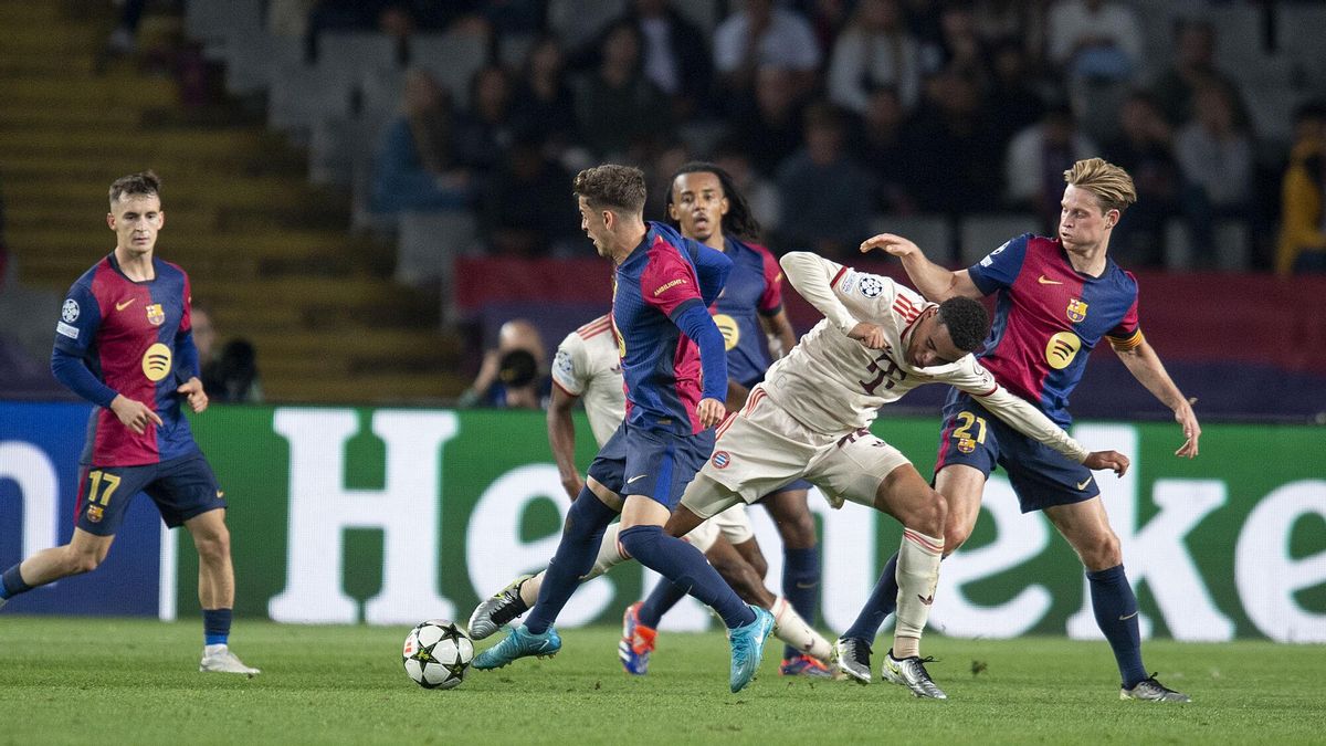 Gavi y De Jong, presionan a un jugador del Bayern en la Champions de la pasada campaña.