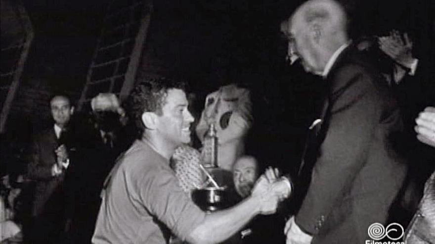 Franco entrega el trofeo a Sabater, capitán de la selección.