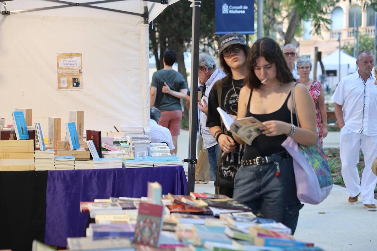 Dos lectores, hoy en la apertura de la Setmana del Llibre en Català
