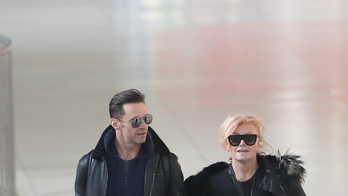 Hugh Jackman y Deborra Lee Furness en el aeropuerto de París