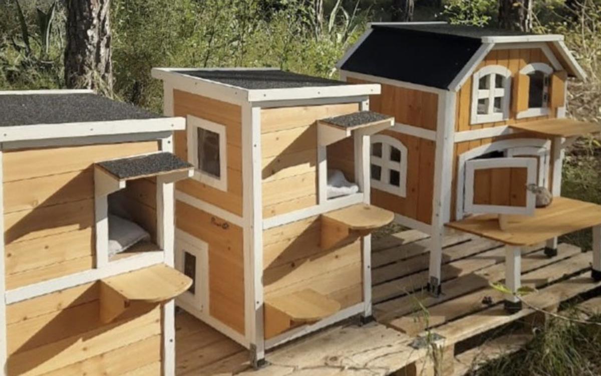 Algunas de las nuevas casitas-refugio para los gatos instaladas por las calles de Altea.
