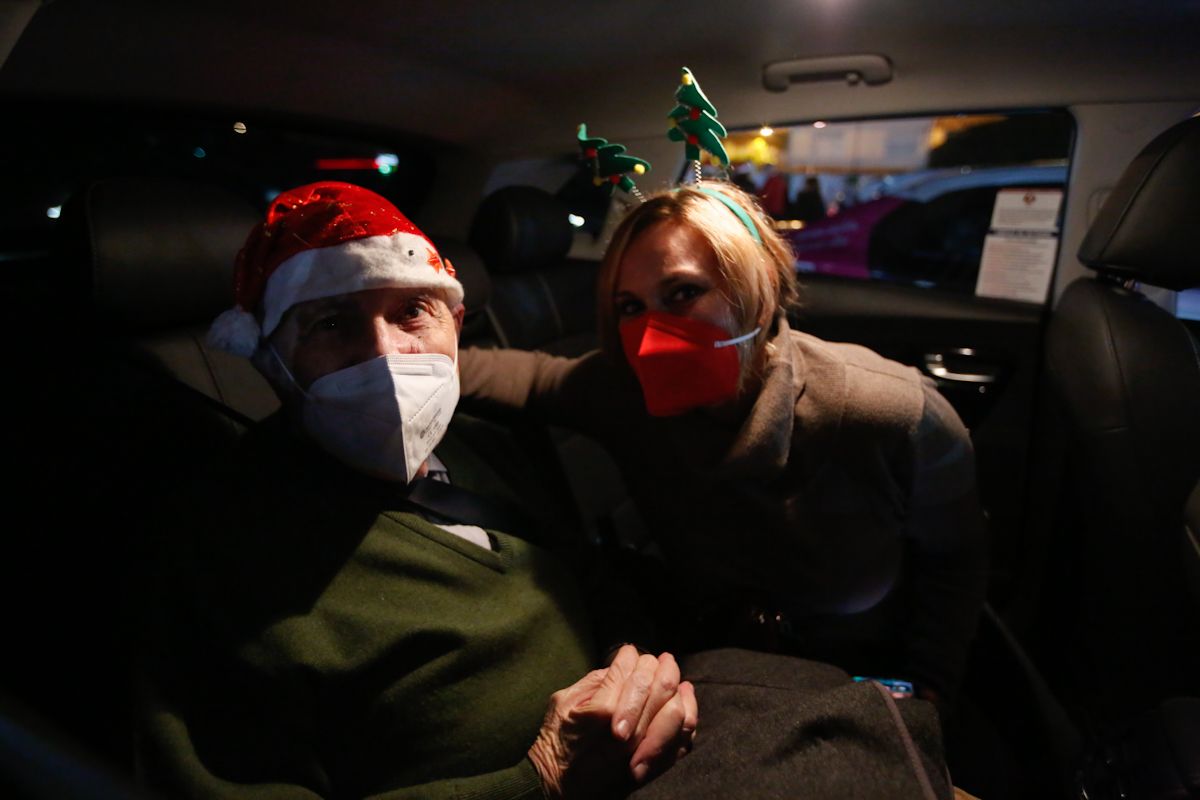 Los taxistas de Córdoba pasean a los mayores por el centro de Córdoba para que disfruten de la iluminación de Navidad