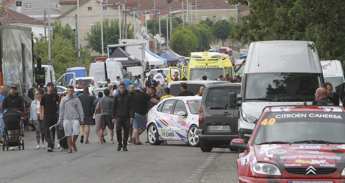 El parque cerrado del rally, tras la suspensión de la prueba. | IÑAKI OSORIO
