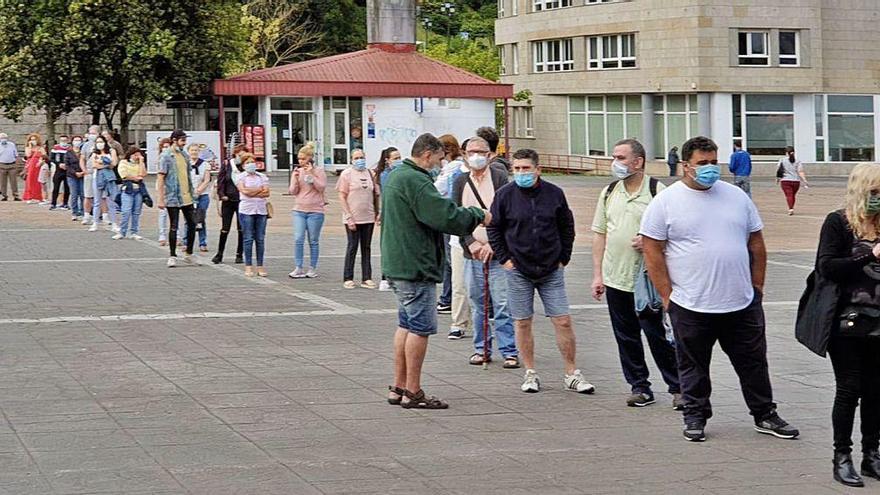 Grandes colas para acceder a la lonja de Praza do Rei