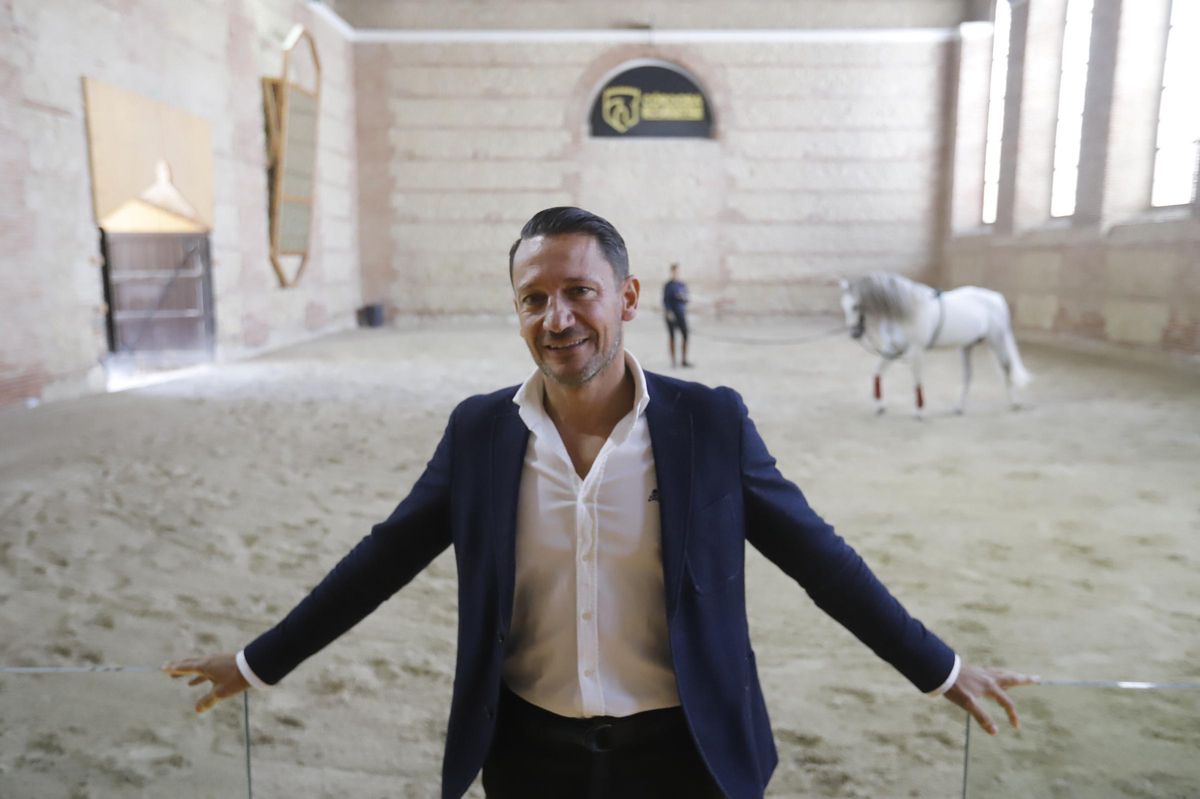 Javier Gómez, en el interior de Caballerizas Reales, edificio que utiliza Córdoba Ecuestre.