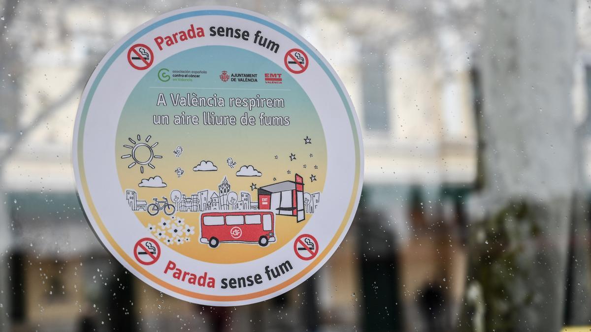 Campaña &quot;Parada sense fum&quot; colocada en una marquesina de València.