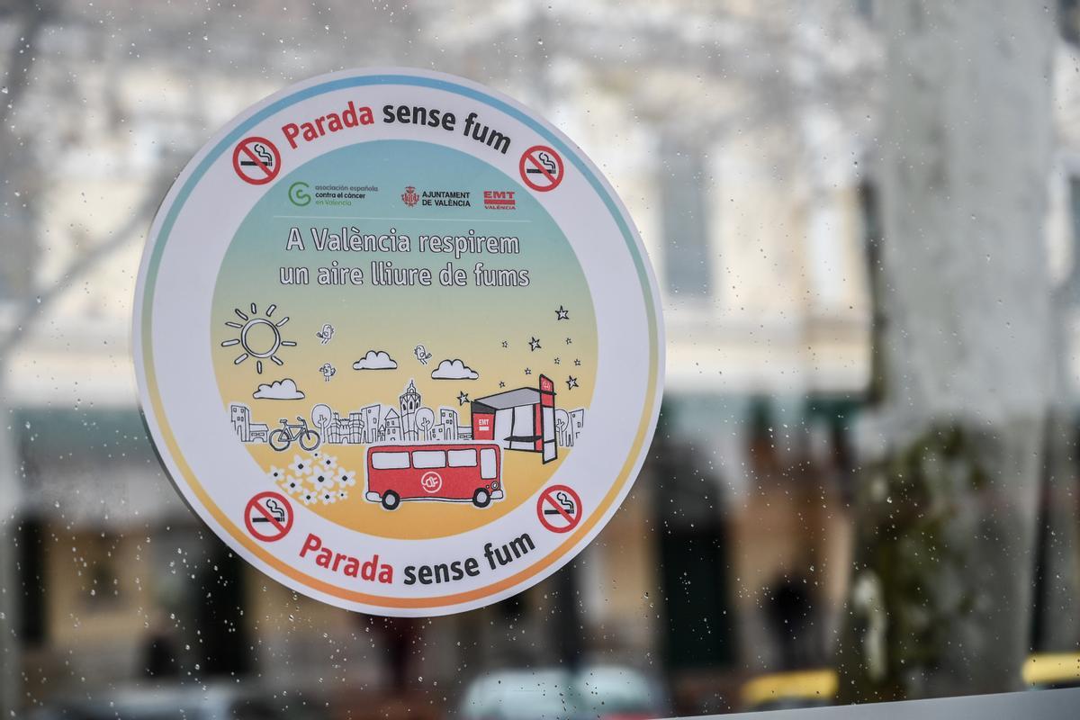 Campaña &quot;Parada sense fum&quot; colocada en una marquesina de València.