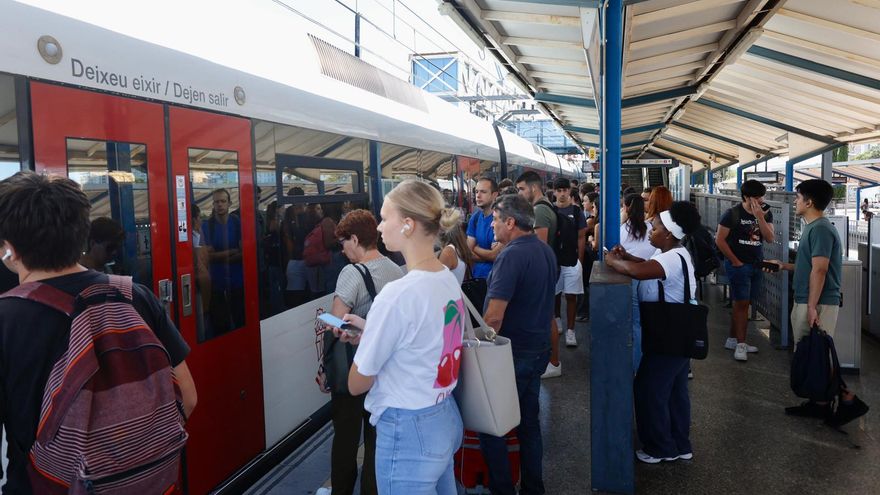 &quot;Los trenes van a rebosar y vamos hacinados como sardinas&quot;