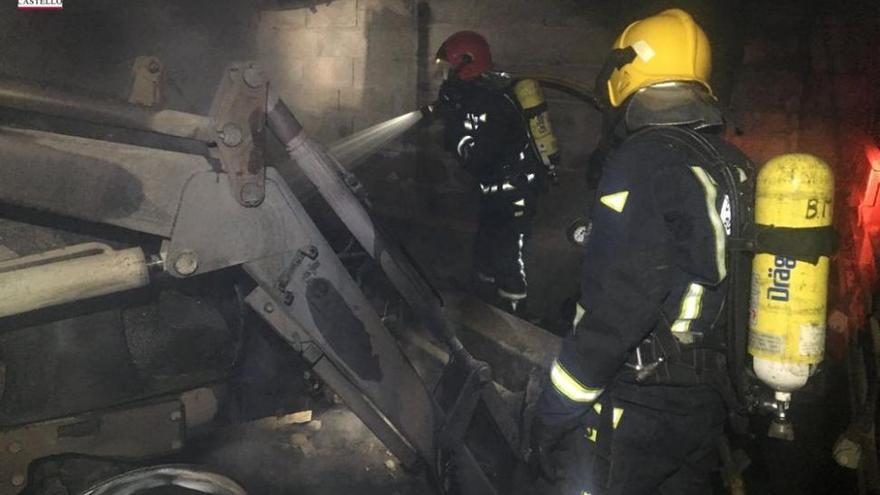 Un incendio industrial en Cabanes destruye maquinaria agrícola