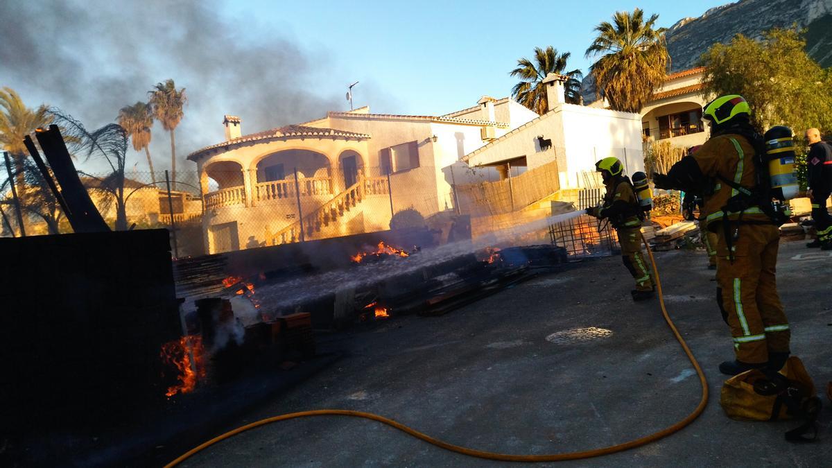 Momento en el que los bomberos inician la extinción