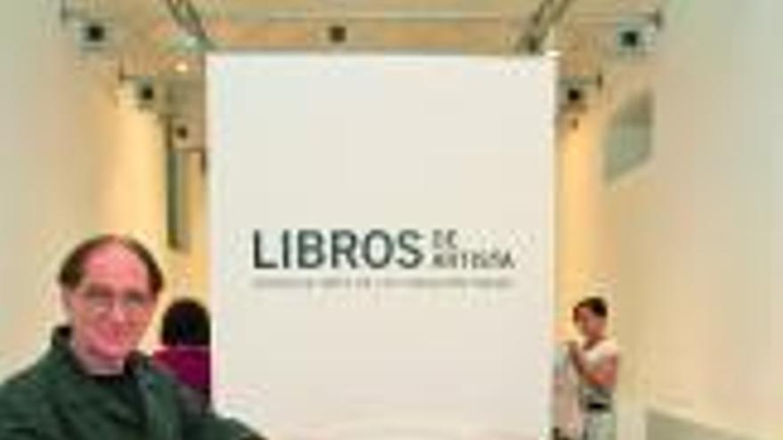 Libros de la exposición abierta ayer.