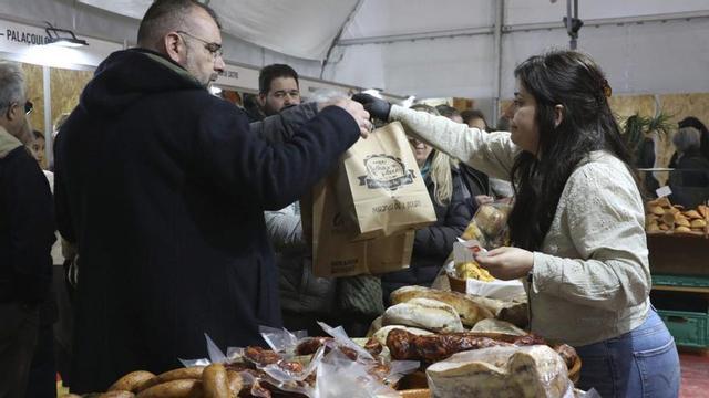 Arriba, un momento de la feria. A la izquierda, un pedazo de la «bolha dulce» mirandesa. | CH. S.