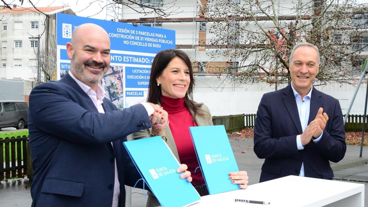 El alcalde, Félix Juncal, con la conselleira de Vivenda e Planificación de Infraestruturas, María Martínez Allegue, en la firma de la cesión de los solares para la construcción de vivienda protegida en Bueu.