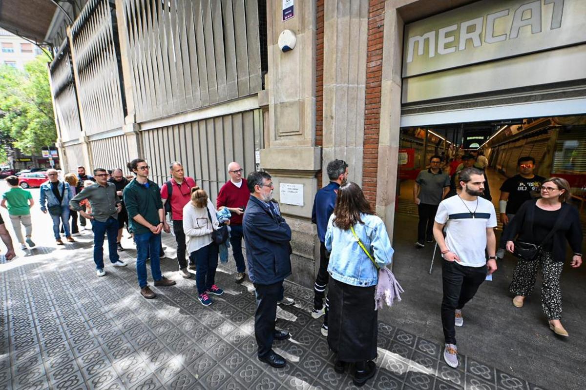 Votaciones en el mercado del Ninot, en Barcelona