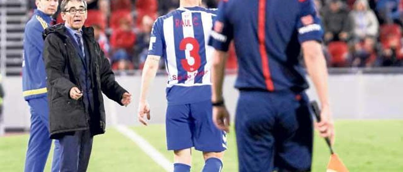 Fernando Vázquez protesta una decisión arbitral durante el partido del sábado en el Iberostar Estadio ante el Alavés.