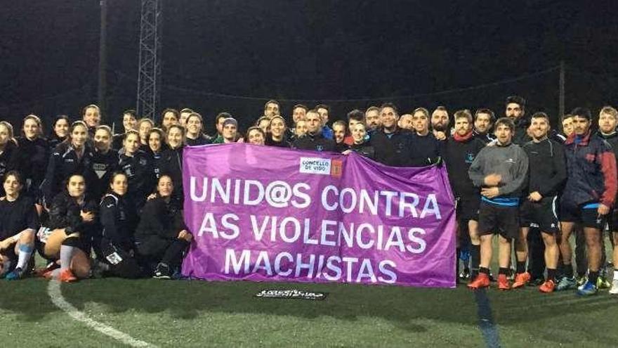 Irmandinhos y Keltoi masculino y femenino posan con una pancarta contra la violencia machista.