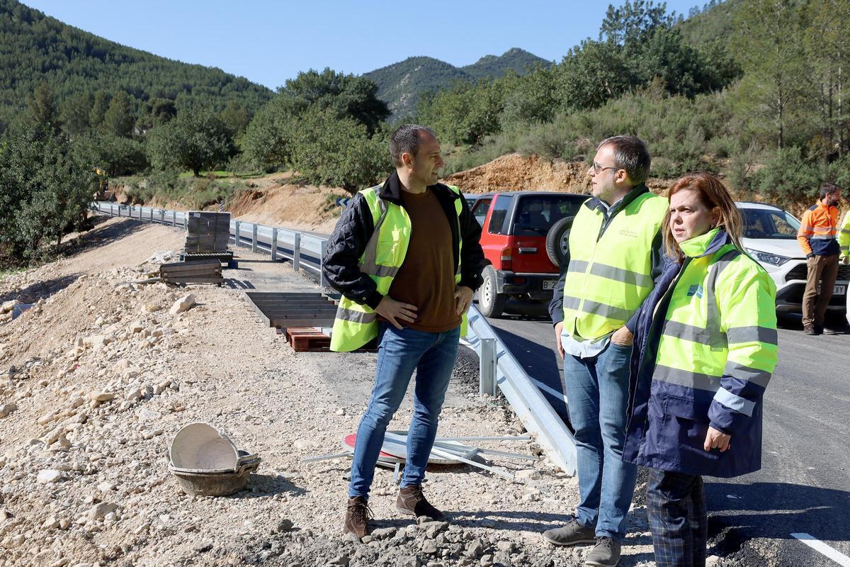 La Diputación de Valencia visita la carretera rehabilitada que quedó destruida por la dana entre Chera y Sot de Chera.