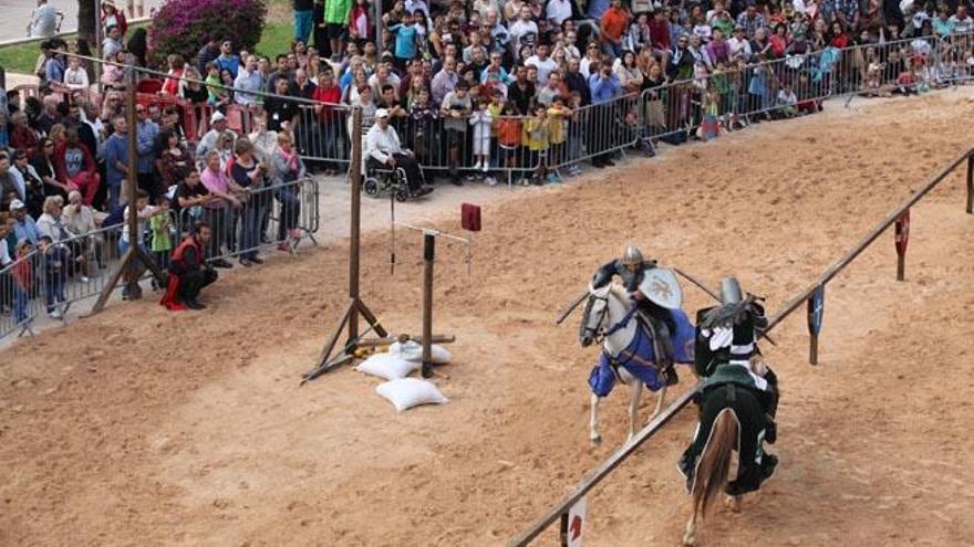 Dos infantes se enfrentan en una lucha de espadas del torneo medieval celebrado en el parque Reina Sofía.