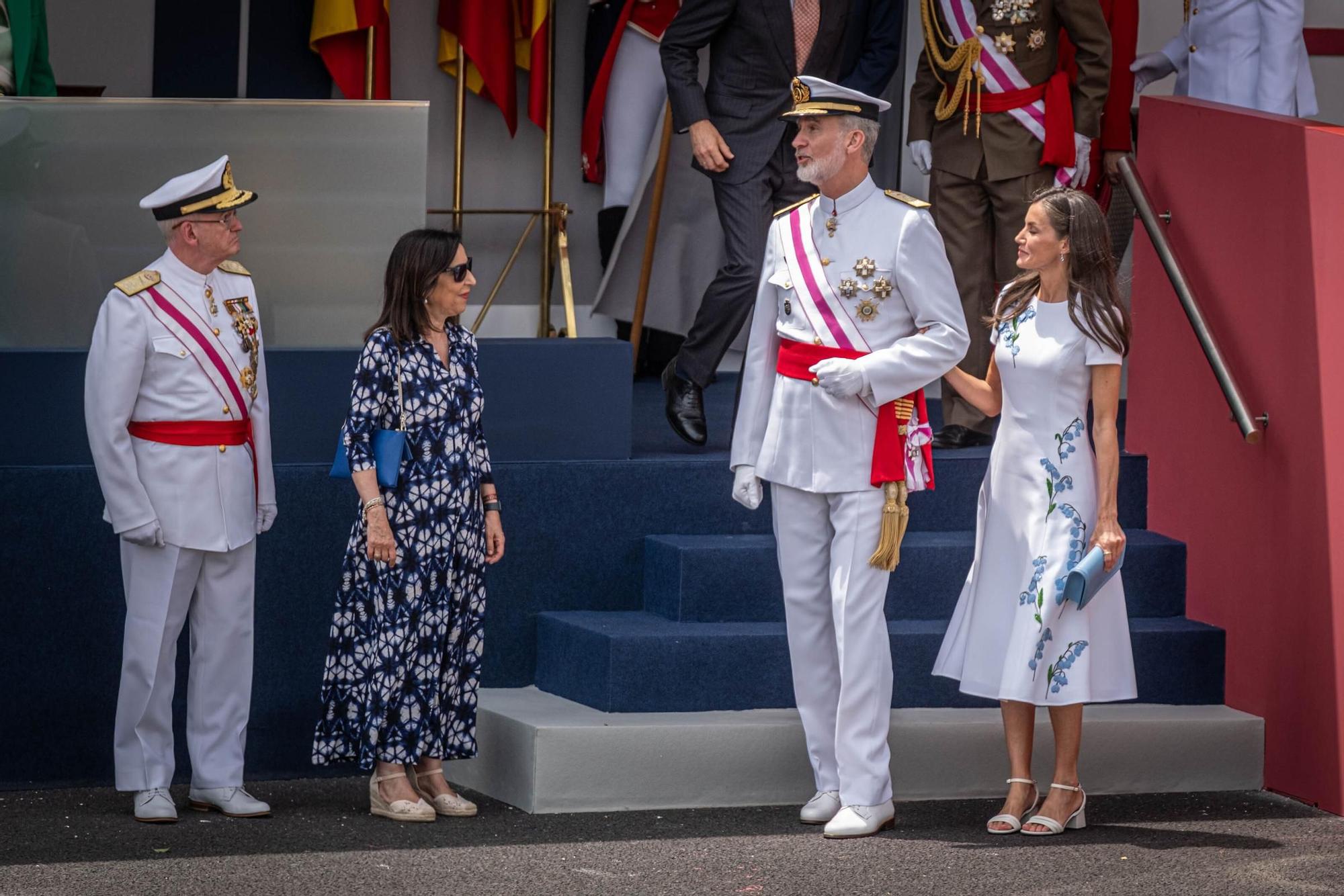 Las mejores imágenes del desfile militar de las Fuerzas Armadas en Tenerife con la presencia de Sus Majestades los Reyes