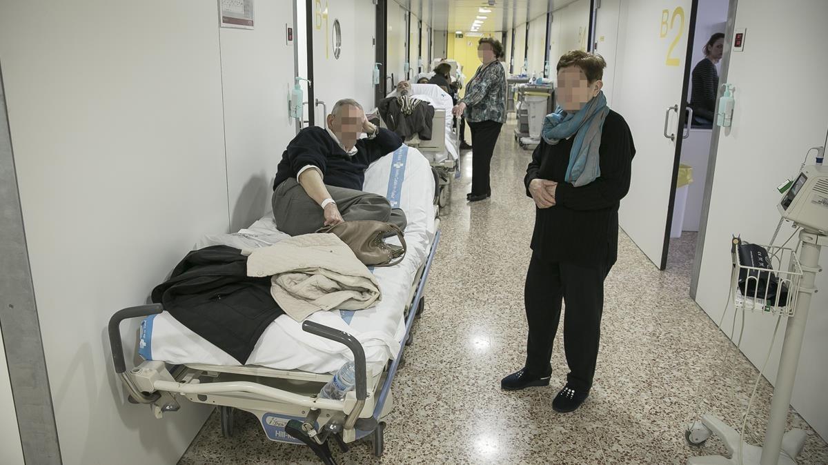 Pacientes y acompañantes en el servicio de Urgencias del Hospital de Bellvitge, este año.