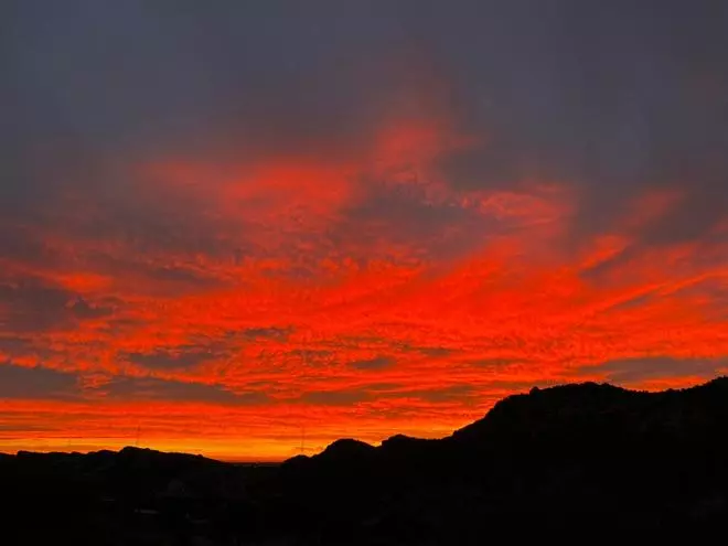Esto es lo que presagia el cielo incendiado de tonos rojizos y anaranjados en Elche y las comarcas del sur