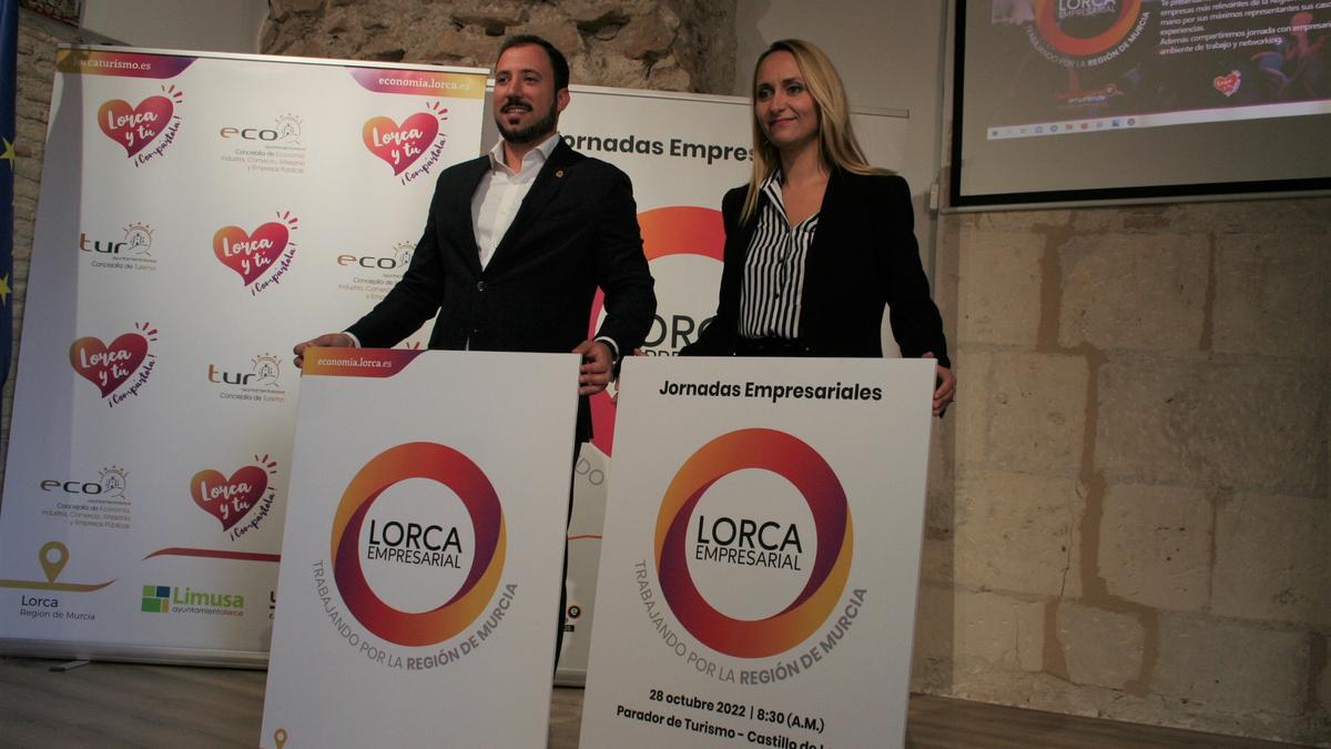 El vicealcalde y edil de Economía, Francisco Morales, y la presidenta de los Jóvenes Empresarios, Ana Jiménez, durante la presentación de las jornadas ‘Lorca Empresarial’.