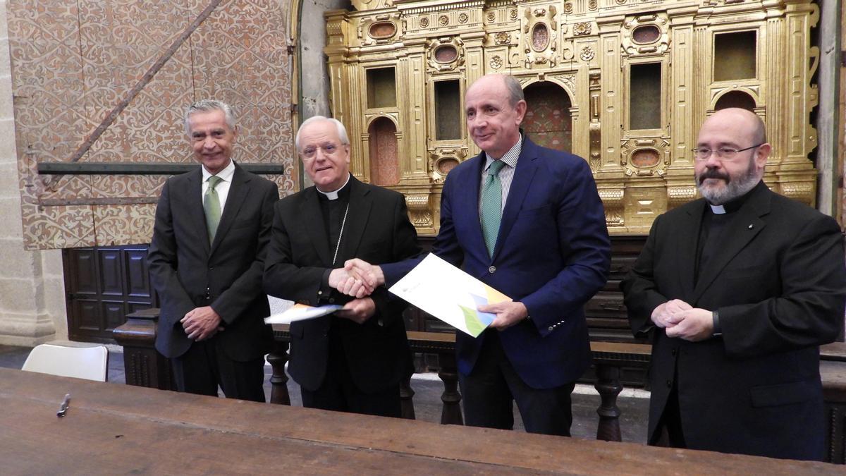 La firma del convenio entre el obispo de Ourense y el presidente de la Fundación Iberdrola.