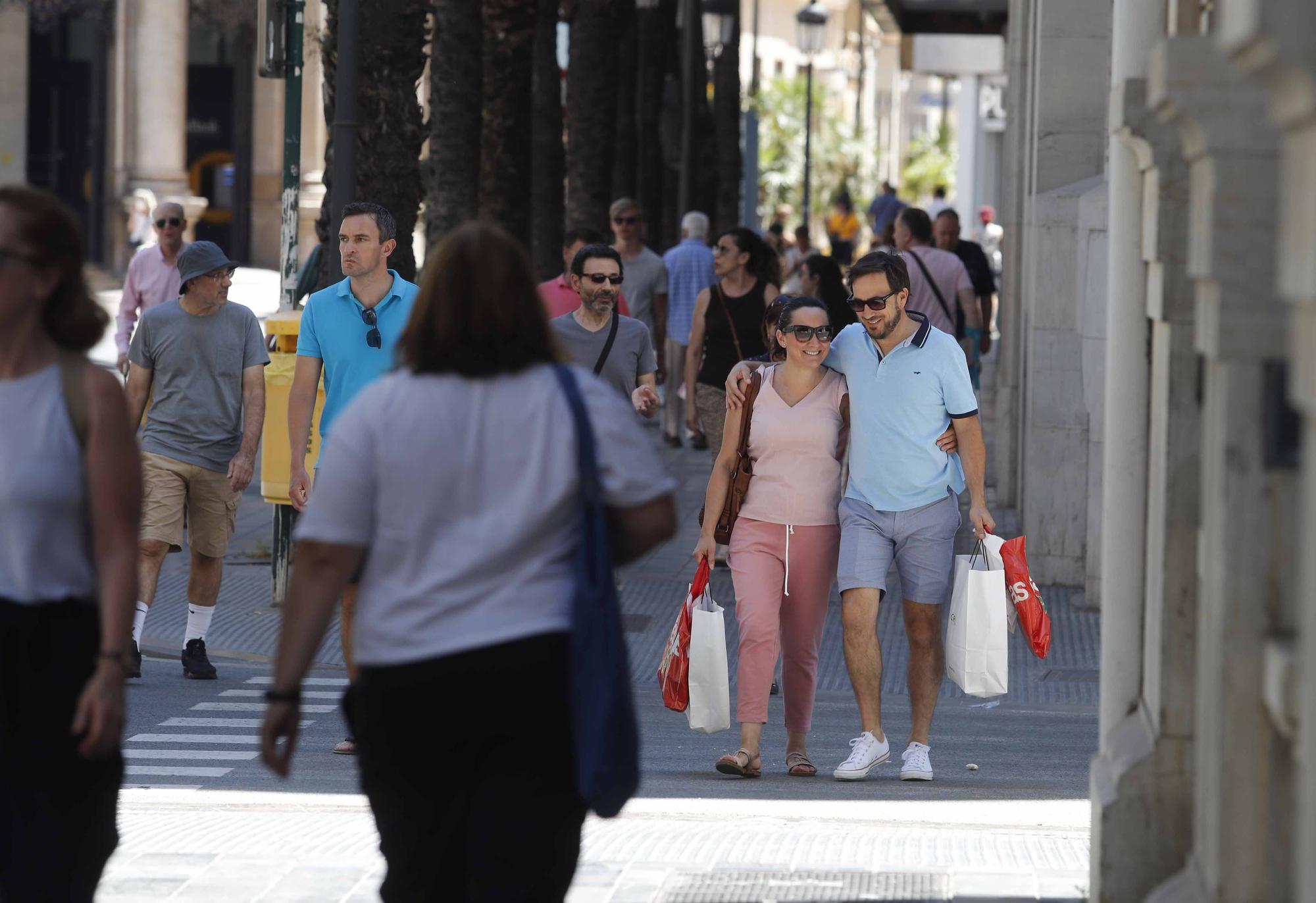 Ambiente festivo en el centro de València por Sant Joan