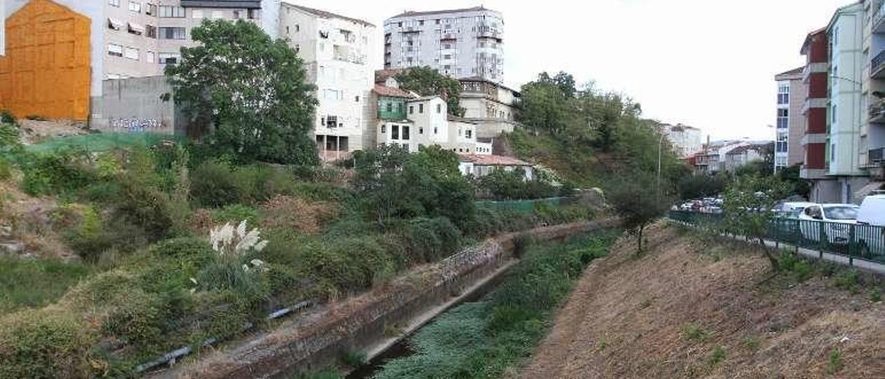 El paseo se interrumpe a la altura de las traseras de la cárcel vieja.