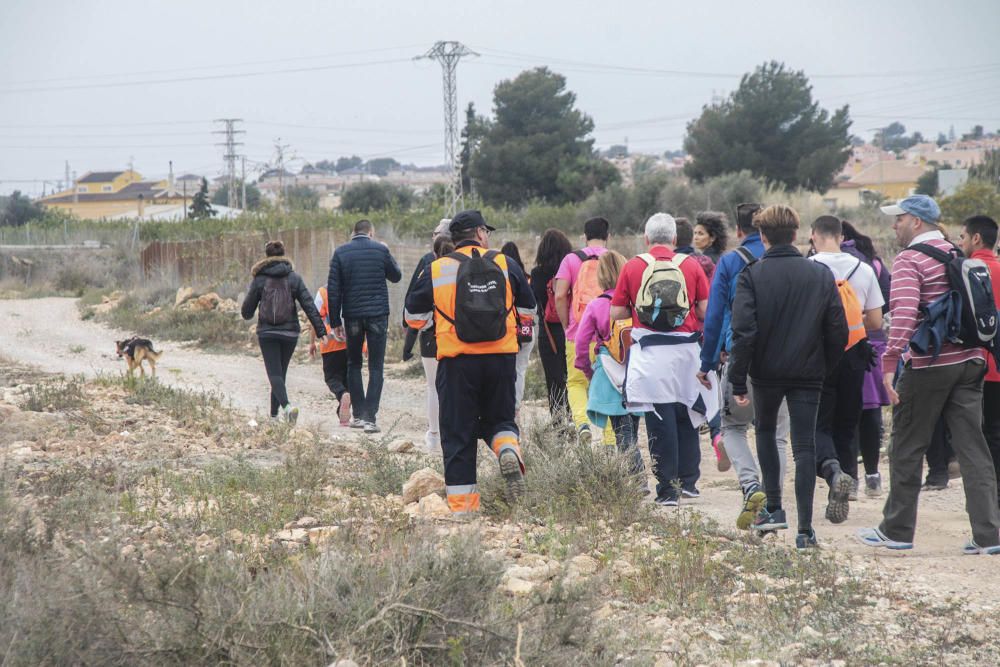 Voluntarios de Protección Civil ayer en el operativo de búsqueda en Los Montesinos