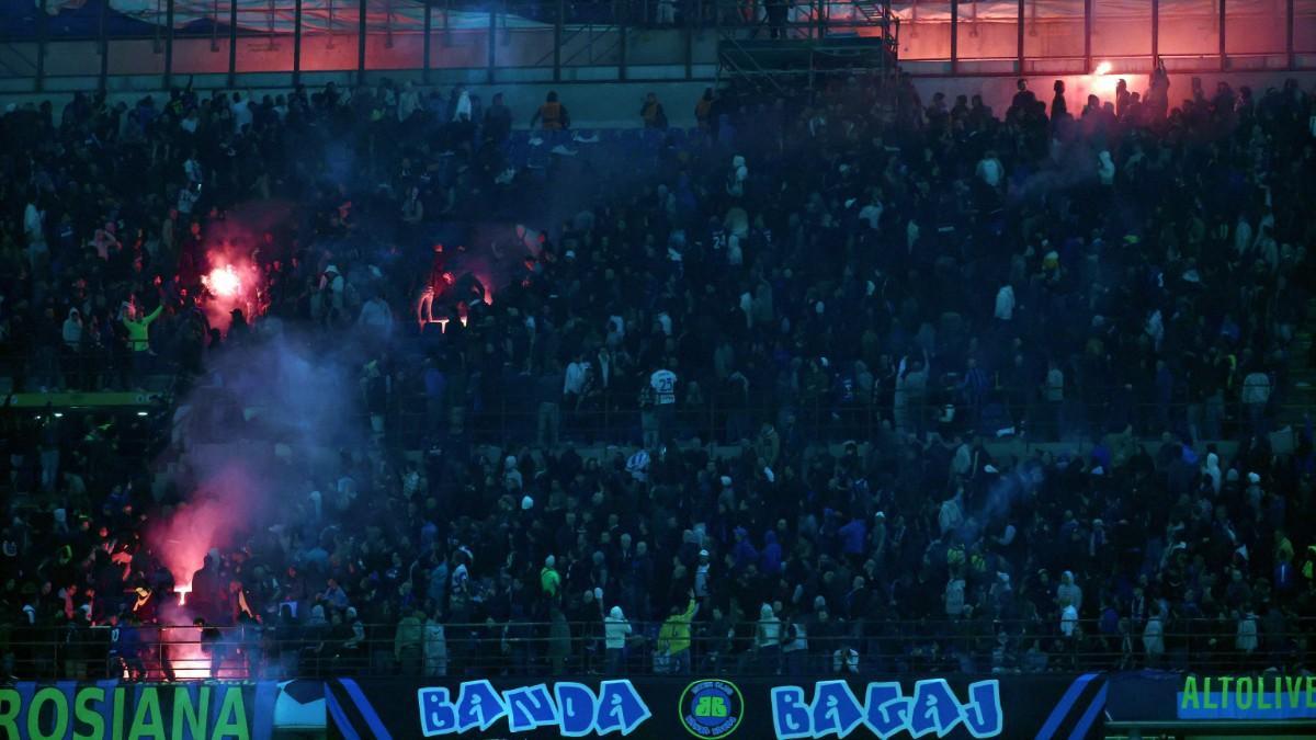 Los aficionados del Benfica tiraron bengalas contra los del Inter