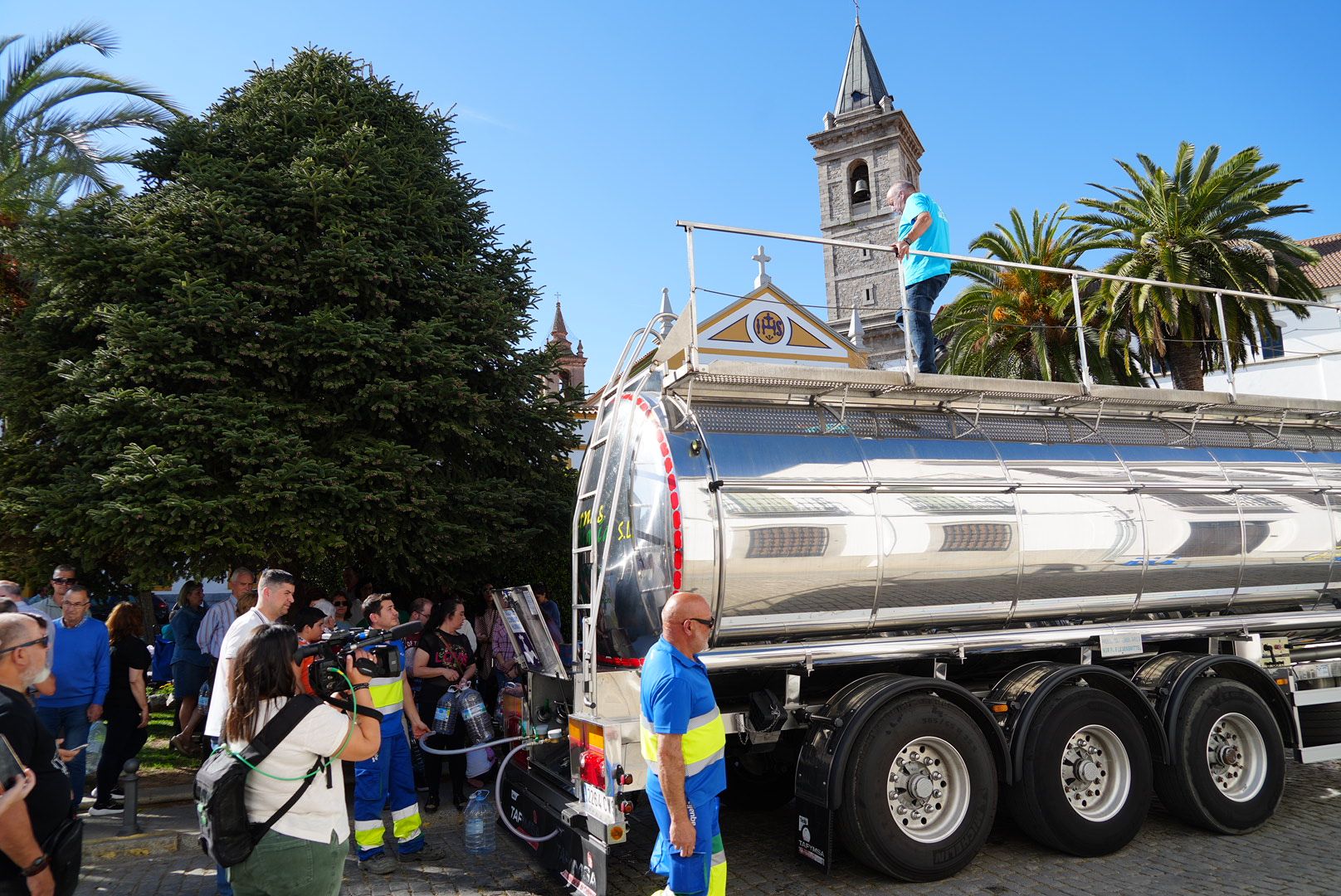 El primer camión cisterna reparte agua en Pozoblanco