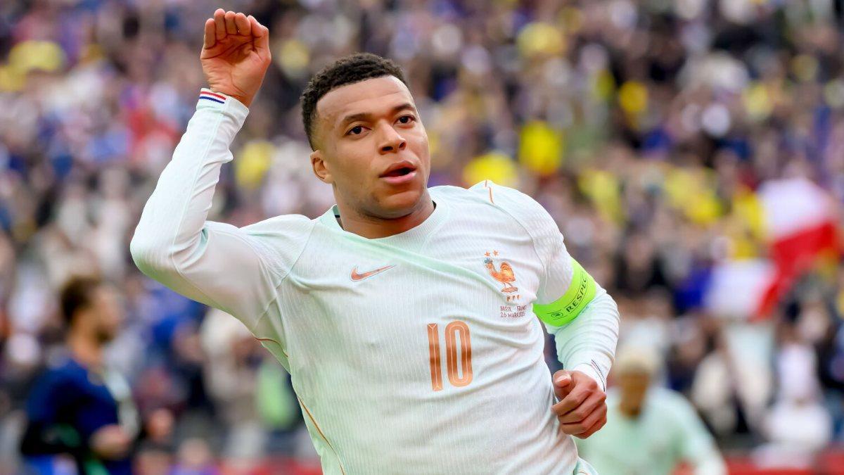 Mbappé celebra su gol de vaselina que abrió el triunfo francés sobre Brasil