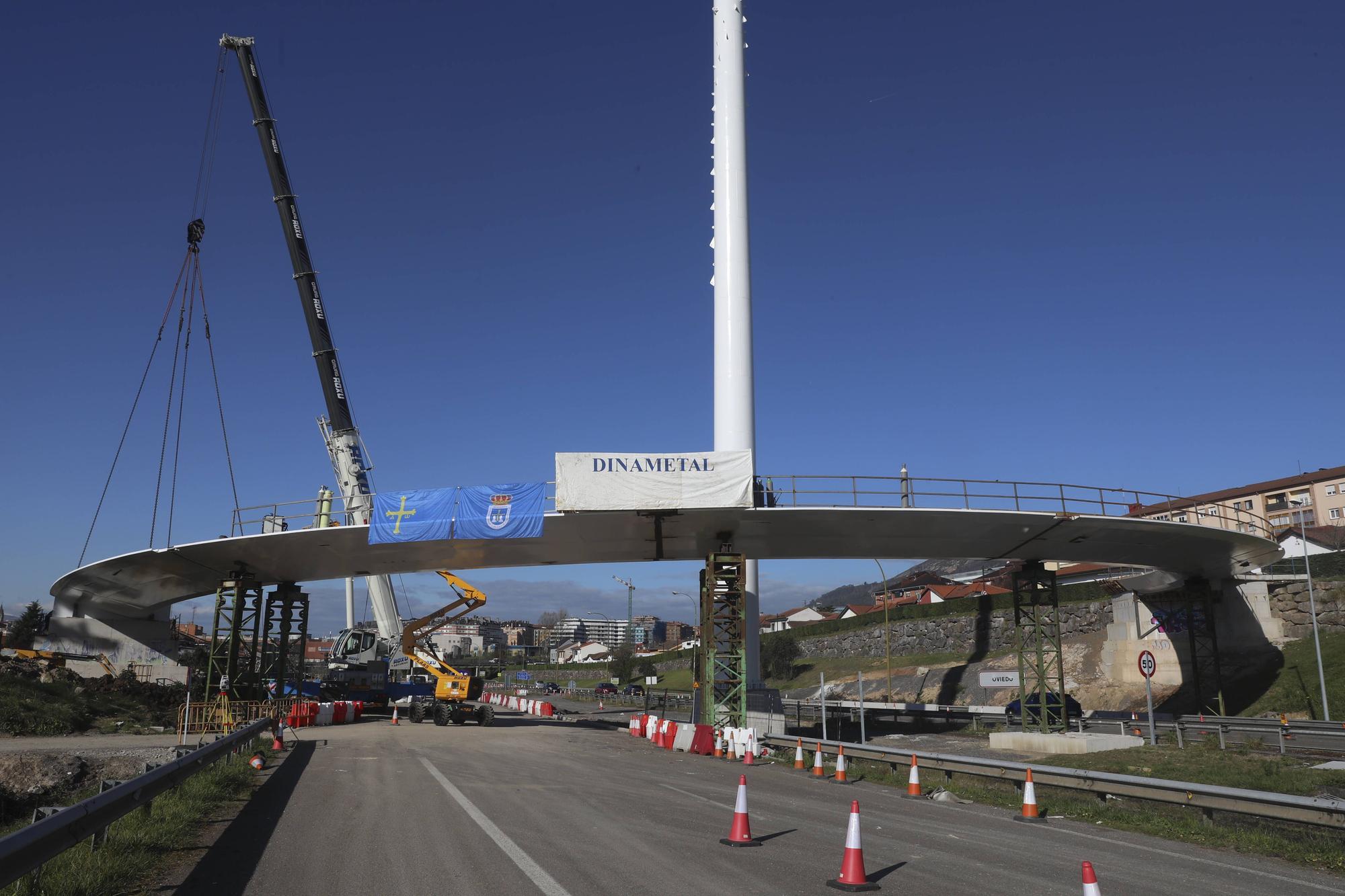 EN IMÁGENES: El "Arpa de Santullano" atraviesa la autopista a la entrada de Oviedo y conecta Ventanielles con Guillén Lafuerza