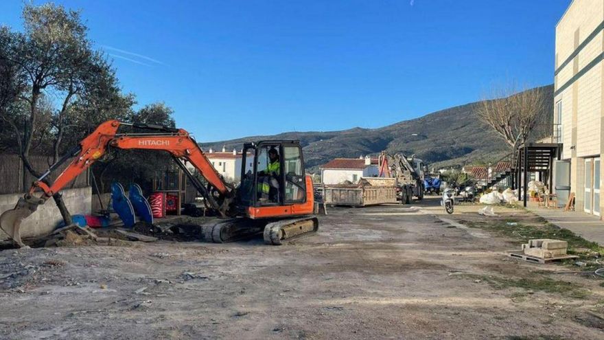 Cadaqués construeix una pista multiesportiva darrere del pavelló