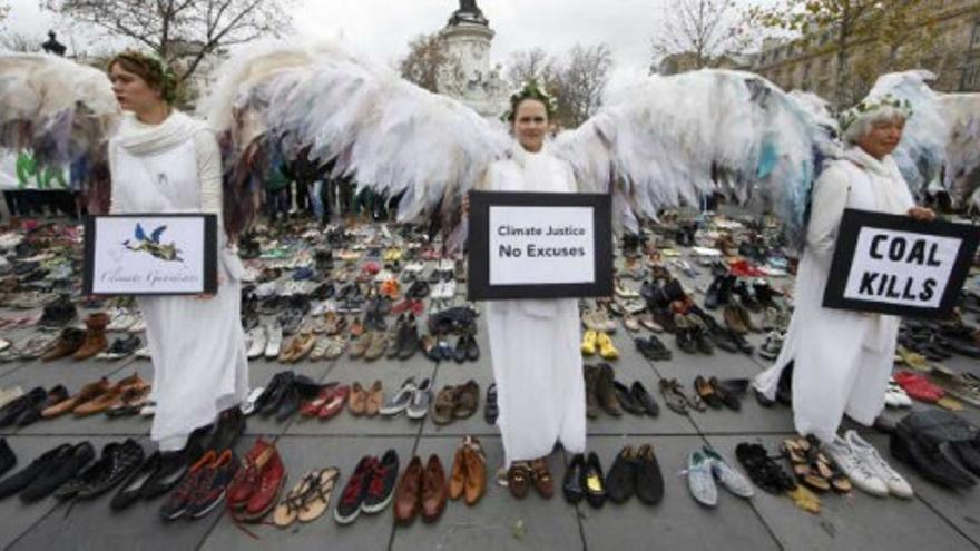 Miles de zapatos vacíos toman la plaza de la República de París
