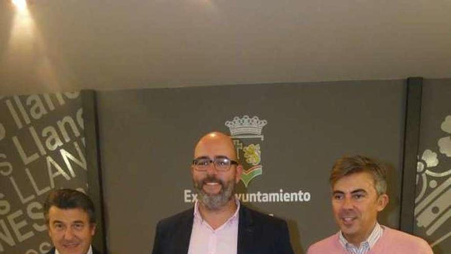 Juan Carlos Armas, Iván García y Raúl Herrero durante la presentación, ayer en Llanes.