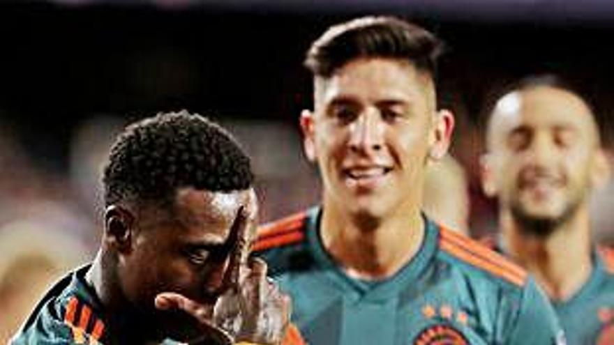 El exsevillista Promes festeja el segundo gol holandés ayer.