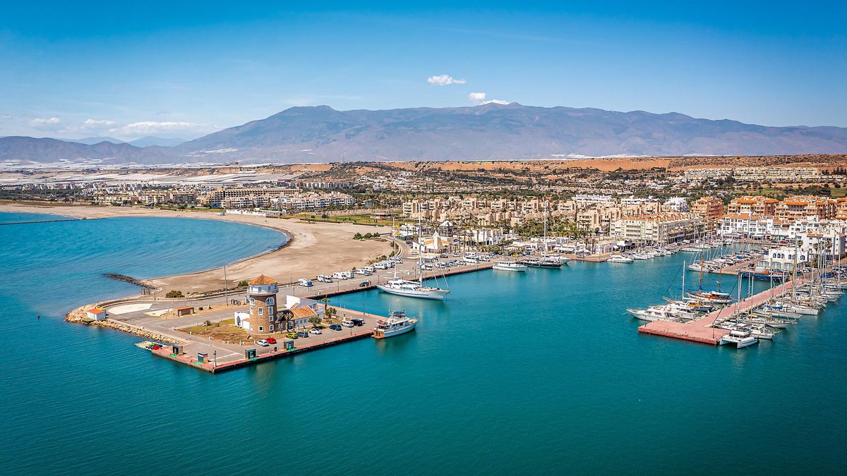 Almerimar tiene un inmenso puerto para los amantes de la navegación