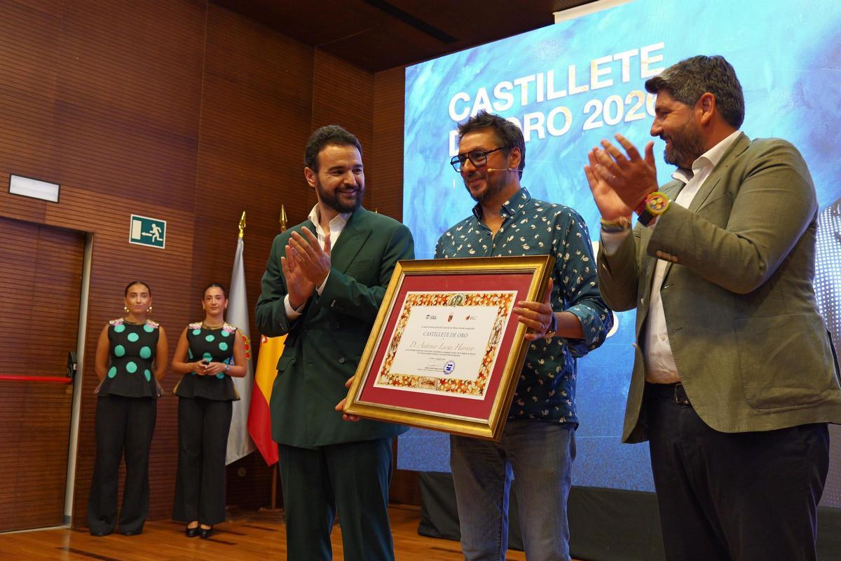 El periodista Antonio Lucas con el galardón Castollete de Oro.