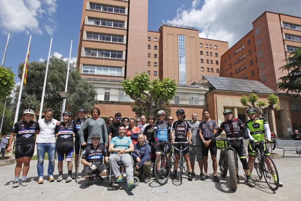 Ciclistes donen suport al medallista olímpic Josep Antoni Escuredo en sortir de l''hospital després de ser atropellat per un taxista