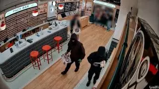 Vídeo | Tres encapuchados asaltan una tienda Pokémon en Nueva York a punta de pistola y roban más de 80.000 euros en mercancía
